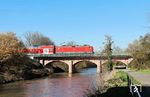 Die Eisenbahnbrücke in Frankfurt-Nied ist die zweitälteste noch in Betrieb befindliche Eisenbahnbrücke in Deutschland. Die Bogenbrücke wurde 1838 errichtet und ging 1839 in Betrieb. Auf ihr überquert die Taunus-Eisenbahn die Nidda. Die Brücke liegt zwischen dem Frankfurter Hauptbahnhof und Bahnhof Frankfurt-Höchst im Stadtteil Nied. 114 011 überquert mit RB 15267 (Limburg/Lahn - Frankfurt/M) die Nidda. (05.03.2025) <i>Foto: Marvin Christ</i>
