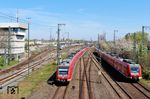 Zwei S-Bahnen begegnen einander im Bahnhof Frankfurt-Höchst. Hier verzweigen sich die Strecken nach Wiesbaden und Niedernhausen. Die S-Bahn rechts (430 175) kommt als S 35136 aus Ober Roden, 430 138 und 430 303 fahren nach Wiesabden Hbf. (11.04.2025) <i>Foto: Marvin Christ</i>