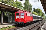 Die obligatorische Rückfahrt der 110 198 vor DLr 56717 nach Dortmund-Eving im Haltepunkt Haan. (27.08.2025) <i>Foto: Joachim Bügel</i>