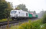248 080 des Prüfcenters Wegberg-Wildenrath der Siemens AG Verkehrstechnik (PCW) überführt 127 001, den Prototypen der EuroSprinter-Familie, als DbZ 57390 nach Dortmund-Eving, aufgenommen am Bahnübergang Deininghauser Weg in Castrop-Rauxel. (27.08.2025) <i>Foto: Uwe Meiß</i>