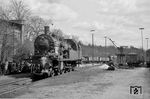 Die mit Stromschienen und Gleichstrom elektrifizierten Gleise der Hamburger S-Bahn (Linie 2 Altona - Bergedorf, heute S 21) erreichten erst 1969 den Bahnhof Aumühle. Den Vorortverkehr hielten bis dahin die mit preußischen T 18 bespannten Wendezüge aufrecht. 78 204 vom Bw Hamburg-Altona wartet im Bw Aumühle auf den nächsten Einsatz. (14.04.1968) <i>Foto: Robin Fell</i>
