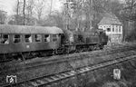 Ein Wendezug mit einer 78er am Wärterstellwerk "Fo" im Bahnhof Friedrichsruh. Noch nach dem Krieg verfügte der Bahnhof über sieben Gleise und 17 Weichen. Zuletzt war die Betriebsstelle nur noch ein Haltepunkt. Das Stellwerk "Fo" aus dem Jahr 1912 ging Anfang der 1980er außer Betrieb. (14.04.1968) <i>Foto: Robin Fell</i>