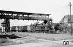 In Höhe des Bw Crailsheim fährt die Aalener 78 300 mit P 1552 nach Aalen vorbei. Die Brücke zum Bw von der Dammstraße aus ebenso wie das Stellwerk 3 sind heute nicht mehr vorhanden. (10.1967) <i>Foto: Robin Fell</i>
