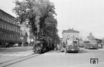 99 7203 mit P 3084 nach Mudau im Ausgangsbahnhof Mosbach. Links steht die 1884 eingeweihte Mosbacher Volksschule, rechts hinter dem Busbahnhof das DB-Betriebsamt. (06.1963) <i>Foto: Robin Fell</i>
