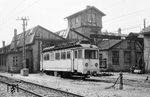 Die meterspurige Albtalbahn gehörte bis 1957 zur DEBG. 1957 gründete die Stadt Karlsruhe die Albtalbahn. Sofort ging man daran, die Albtalbahn auf Normalspur umzubauen, damit die Züge über die normalspurige Straßenbahn direkt in die Innenstadt von Karlsruhe fahren konnten. Die Strecke nach Herrenalb wurde nach der Umspurung 1958 bis 1961 wieder eröffnet. Die Strecke Busenbach - Ittersbach war mit 8800 Volt 25 Hz elektrifiziert und wurde 1958/59 umschaltbar auf 10.000 Volt und 50 Hz umgebaut. In Ittersbach bestand Anschluß an die Pforzheimer Kleinbahn, die mit 1.200 Volt Gleichstrom elektrifiziert war. Alle drei Stromsysteme konnte der ET 01.22 verarbeiten. Er stammte ursprünglich von der Müllheim-Badenweiler Eisenbahn. Das Bild des ET 01.22 entstand in Busenbach. (01.08.1964) <i>Foto: Robin Fell</i>