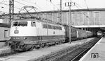 103 003 (Bw München Hbf) mit 118 044 (Bw Nürnberg Hbf) vor D 282 (Seefeld/T - Hamburg-Altona) in München Hbf. Rechts steht 103 004 vor TEE 90 "Blauer Enzian". (02.10.1971) <i>Foto: Burkhard Wollny</i>