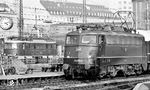 110 299 (Bw Nürnberg Hbf) diente zusammen mit 110 300 als Erprobungsträger für die E 03. Beide Loks waren mit speziellen Henschel-Drehgestellen ausgerüstet. Am 26.09.1963 erreichte E 10 299 als erste Lok der Baureihe E 10 die Marke von 200 km/h auf der Teststrecke Bamberg - Forchheim. Hier steht sie vor D 310 in München Hbf. Im Hintergrund wartet 118 049.  (02.10.1971) <i>Foto: Burkhard Wollny</i>