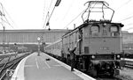 Papierübergabe an den Lokführer der 116 016 vor einer Leerfahrt nach Pasing in München Hbf. (02.10.1971) <i>Foto: Burkhard Wollny</i>