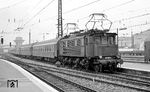 117 007 (Bw Augsburg) stellt den Leerwagenpark des D 490 "Sassnitz-Express" nach Malmö in München Hbf bereit. (02.10.1971) <i>Foto: Burkhard Wollny</i>