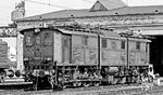 191 020 wartet im Bw München Ost auf ihre nächste Schicht im Rangierbahnhof München-Laim. (02.10.1971) <i>Foto: Burkhard Wollny</i>