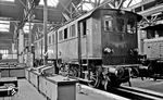 191 102 war die letzte gebaute Lok der Baureihe E 91 aus der Nachlieferungsserie des Jahres 1929. Hier steht sie im Schuppen des Bw München Ost. (02.10.1971) <i>Foto: Burkhard Wollny</i>