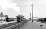 03 160 (Bw Ulm) verlässt mit E 506 nach Lindau den Bahnhof Aulendorf. (06.1966) <i>Foto: Walter Illig (Slg. Wollny)</i>