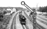 Die Ulmer 50 2844 fährt mit einem Güterzug auf der württembergischen Südbahn durch den Bahnhof Bad Schussenried. (06.1966) <i>Foto: Walter Illig (Slg. Wollny)</i>