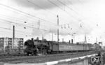 39 204 (Bw Stuttgart) fährt mit E 794 nach Konstanz aus dem Bahnhof Stuttgart-Vaihingen. (1965) <i>Foto: Walter Illig (Slg. Wollny)</i>
