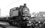 99 716 wartet im Bahnhof Lauffen (Neckar) auf die Überstellung ins AW Offenburg. Dort erfolgte allerdings keine Ausbesserung mehr, sondern die Lok wurde z-gestellt. Am 1. April 1965 wurde sie nach einer Gesamtlaufleistung von 1.125.424 km ausgemustert. Vom 22. November 1968 bis 5. August 1993 stand sie als Denkmallok in Güglingen. Dann übernahm sie der Verein Öchsle-Schmalspurbahn, der sie wieder betriebsfähig herrichtete. (1964) <i>Foto: Walter Illig (Slg. Wollny)</i>