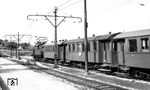 Ein Personenzug mit E-Lok 2 im Bahnhof Dietlingen. Der Bahnhof wurde Ende der 1970er Jahre abgerissen, auf dem Gelände entstand ein Neubaugebiet.  (01.08.1964) <i>Foto: Walter Illig (Slg. Wollny)</i>