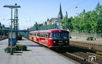 795 445 des Eisenbahn-Amateurklubs Jülich (EAKJ) mit Beiwagen und 795 627 fährt als Lt 36892 durch Solingen-Ohligs (heute Solingen Hbf). Der 1954 von Büssing gebaute Schienenbus war der letzte im Einsatz befindliche VT 95 der DB und war Anfang 1984 vom EAKJ übernommen worden. Im Mai 1996 wurde er wegen Fristablaufs abgestellt und an die Köln-Bonner Eisenbahnfreunde (KBFE) abgegeben. Dort diente er als Ersatzteilspender und wurde Mitte der 2010-Jahre verschrottet. (03.08.1990) <i>Foto: Joachim Bügel</i>