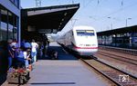 401 551 als Dsts 83775 auf Probefahrt des AW Opladen in Solingen-Ohligs. Acht Jahre später war er am 2. Juni 1998 als hinterer Triebkopf des ICE 884 „Wilhelm Conrad Röntgen“ in die verheerende Entgleisung in Eschede verwickelt und wurde ausgemustert. (03.08.1990) <i>Foto: Joachim Bügel</i>