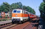 Die in S-Bahnfarben lackierte Düsseldorfer 111 121 fährt mit D 322 (Köln - Aachen - Bruxelles/Brussel - Oostende) durch den Haltepunkt Lövenich. Ende der 1990er Jahre wurde der Bahnhof im Zuge des Hochgeschwindigkeitsausbaus der Strecke Aachen - Köln geschlossen, Empfangsgebäude und Bahnsteige abgebaut. Ein neuer S-Bahn-Haltepunkt entstand rund 200 m weiter westlich. (03.08.1990) <i>Foto: Joachim Bügel</i>