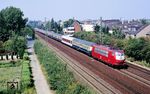 103 211 rauscht mit IC 817 "Gorch Fock" (Kiel - Hamburg-Altona - Köln - Stuttgart - München) durch Duisburg-Rahm. (04.08.1990) <i>Foto: Wolfgang Bügel</i>