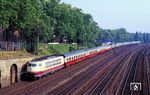 103 124 mit IC 520 "Herrenhausen" (München - Braunschweig) an der damals noch graffitifreien Mauer in Düsseldorf Zoo. (04.08.1990) <i>Foto: Wolfgang Bügel</i>