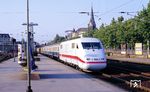 401 016 mit ICE-Dummyzug Dsts 83772 für Hochtastfahrten auf 200 km/h in Solingen-Ohligs. (08.08.1990) <i>Foto: Joachim Bügel</i>