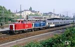 Das Bw Wuppertal nutzte die Planzüge von Solingen über Remscheid nach Wuppertal häufig für Werkstattprobefahrten. Hier wurde 212 324 der Planlok 212 270 vor dem N 5644 nach Wuppertal in Solingen-Ohligs vorgespannt. (09.08.1990) <i>Foto: Joachim Bügel</i>