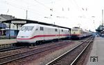 Mnachmal ging bei den Probefahrten auch etwas schief: 401 501 und 401 001 wollten in Solingen-Ohligs nicht mehr und blieben im durchgehenden Hauptgleis 3 liegen. So musste 103 126 mit IC 614 "Drachenfels" (München - Dortmund) durch das Überholungsgleis vorbeifahren. (10.08.1990) <i>Foto: Joachim Bügel</i>