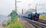 Am 20. Juli 1940 wurde 41 360 fabrikneu beim Bw Wuppertal-Vohwinkel stationiert. Ihren 50. Geburtstag feierte sie entsprechend geschmückt mit einer Sonderfahrt an den Rhein. Hier fährt Dz 25400 durch den Bahnhof Rheinbrohl. (11.08.1990) <i>Foto: Joachim Bügel</i>