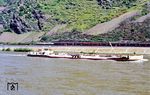 Auf der Linken Rheinstrecke bei Oberwesel sind zwei 140 mit einem Ganzzug unterwegs. Im Rheinkilometer 550 begegnen sie dem Tankschiff "Bernd". Der Rhein hat eine Gesamtlänge von 1.233 km, die schiffbaren Kilometer des Rheins zählen ab Konstanz. An der Mündung erreicht der Rhein bei Kilometer 1033 die Nordsee, sodass Oberwesel fast genau in der Mitte liegt. (11.08.1990) <i>Foto: Joachim Bügel</i>