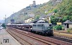 140 821 (Bw Dortmund 1) fährt mit einem Autozug durch Kaub. (11.08.1990) <i>Foto: Joachim Bügel</i>