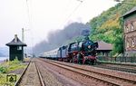 Der Sonderzug zum 50. Geburtstag der 41 360 in Kaub am Rhein. Links ist das ehemalige Mittelstellwerk des Bahnhofs zu sehen, das bereits 1954 außer Betrieb ging. (11.08.1990) <i>Foto: Wolfgang Bügel</i>