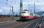 103 166 mit EC 26 "Frans Hals" (München - Amsterdam CS) in Bingerbrück (heute: Bingen (Rhein) Hauptbahnhof). Der links zu sehende Rangierbahnhof wurde 1995 aufgelassen. (11.08.1990) <i>Foto: Joachim Bügel</i>