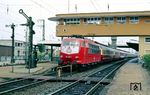 103 212 führt den IC 712 "Diplomat" (Stuttgart - Hamburg-Altona) am Reiterstellwerk "Bnb" in Bingen (Rhein). (11.08.1990) <i>Foto: Joachim Bügel</i>
