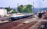 110 435 überholt mit FD 1916 "Tegernsee" (Tegernsee - München - Stuttgart - Köln - Dortmund) die im Bahnhof Boppard wassernehmende 41 360. (11.08.1990) <i>Foto: Wolfgang Bügel</i>