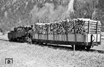 Lok 4'' rangiert einen mit Holz beladenen Wagen in Ramsau. Die Zillertalbahn bediente im Güterverkehr bis 2013 vor allem den holzverarbeitenden Betrieb Binderholz in Fügen. Dann wurde dem letzten verbliebenen Güterverkehrskunden gekündigt und der Transport auf die Straße verlagert. Um den äußerst hohen Lkw-Verkehr auf der Zillertalstraße etwas zu reduzieren, wurde 2021 in Jenbach für den Umschlag von Rundholz ein neues Verladeterminal errichtet. Nachdem 2023 die Abfuhr von Holzprodukten (Schnittholz und Holzpellets) massiv einbrochen war, verschwand auch wieder der Güterverkehr auf der Zillertalbahn. (27.05.1962) <i>Foto: Gerhard Karl</i>