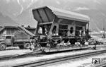 Der Inhalt des mit Briketts beladenen DB-Wagens Fd-64 Nr. 622 479 wird im Bahnhof Mayrhofen auf den Lkw der örtlichen Kohlehändlers umgeladen. (27.05.1962) <i>Foto: Gerhard Karl</i>