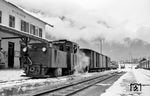Wintereinbruch im Zillertal: Lok 4'' mit einem Güterzug im Bahnhof Mayrhofen. (02.1962) <i>Foto: Gerhard Karl</i>