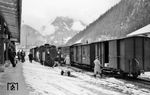Während Lok 4'' mit einem Güterzug im Bahnhof Mayrhofen auf die Abfahrt wartet, ist ein Personenzug aus Jenbach eingetroffen. (02.1962) <i>Foto: Gerhard Karl</i>