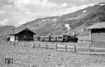 Lok 1 mit einem Personenzug nach Mayrhofen im Kreuzungsbahnhof Uderns. Seit 2003 ist der Zillertalbahnhof wieder dauerhaft besetzt. Hier werden Menschen, die von der Lebenshilfe begleitet werden, als Arbeitskräfte eingesetzt.  (27.05.1962) <i>Foto: Gerhard Karl</i>
