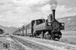 Lok 1 wartet im Bahnhof Uderns mit einem Personenzug nach Mayrhofen eine Zugkreuzung ab. (27.05.1962) <i>Foto: Gerhard Karl</i>