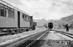 Zugkreuzung im Bahnhof Uderns mit Lok 1 (links) und Lok 2, die mit einem Personenzug aus Mayrhofen einfährt. (27.05.1962) <i>Foto: Gerhard Karl</i>