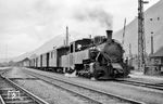 Lok 4'' stellt im Bahnhof Jenbach einen Personenzug nach Mayrhofen bereit. (29.05.1962) <i>Foto: Gerhard Karl</i>