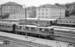 E 18 12 (Bw München Hbf) vor einem Schnellzug in Regensburg Hbf. (01.06.1962) <i>Foto: Gerhard Karl</i>