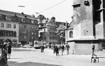 Die Straßenbahn Regensburg existierte von 1903 bis 1964 und wurde anschließend durch Omnibusse ersetzt. Am Domplatz kommt Tw 38 (MAN, Baujahr 1929) mit Bw 76 angefahren. (01.06.1962) <i>Foto: Gerhard Karl</i>