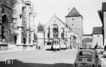 Am Domplatz kreuzen zwei Straßenbahnwagen auf der Linie 1. Rechts Tw 38 mit Bw 76, links Tw 47. Dahinter ist das Museum St. Ulrich mit dem Römerturm zu sehen, das in der ehemaligen Dompfarrkirche die Kunstsammlung des Bistums Regensburg aufbewahrt. (01.06.1962) <i>Foto: Gerhard Karl</i>