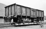 Der auf einen Rollwagen verladene DB Omm55-Wagen Nr. 880 091 im Bahnhof Mittersill. (05.1963) <i>Foto: Gerhard Karl</i>