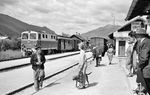 Bahnsteigszene im Bahnhof Mittersill mit ÖBB 2095.03. Die Reihe 2095 der ÖBB war eine vierachsige Schmalspur-Diesellokomotive für 760 mm Spurweite, von der 15 Exemplare zwischen 1958 und 1962 von Simmering-Graz-Pauker (SGP) in Wien gebaut wurden. 2095.03 wurde nach einem Frontalzusammenstoß am 2. Juli 2005 mit 2095.02 auf der Pinzgauer Lokalbahn ausgemustert. (05.1963) <i>Foto: Gerhard Karl</i>