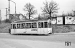 Tw 48 gehörte zu den modernsten Regensburger Wagen, die 1955 im Rahmen von Plänen zum zweispurigen Ausbau nach Kumpfmühl und auch zur Erweiterung der Straßenbahn bei Rathgeber in München bestellt und 1956 ausgeliefert wurden. Nach der Stilllegung der Straßenbahn am 1. August 1964 wurde dieser günstig an die Straßenbahn Darmstadt verkauft und dort noch längere Zeit eingesetzt. Tw 48 ist hier auf der letzten verbliebenen Regensburger Straßenbahnlinie 1 nach Prüfening unterwegs. (02.1964) <i>Foto: Gerhard Karl</i>