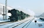 Mit dem berühmten "Fischzug" Sg 51347 fahren 023 019 und eine unbekannte 50er durch den Bahnhof Gerlachsheim. (05.02.1975) <i>Foto: Dieter Junker</i>